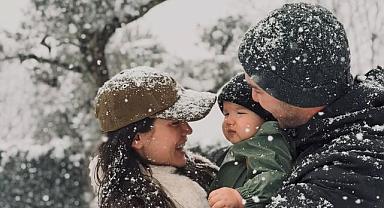 Oyuncu çiftten kar altında aile pozu!