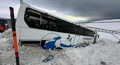 Yolcu otobüsü kar küreme aracına çarptı!
