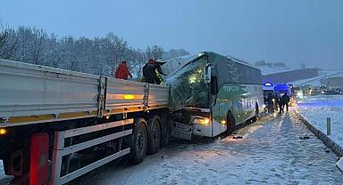 Yolda otobüs TIR’a arkadan çarptı: 7 yaralı
