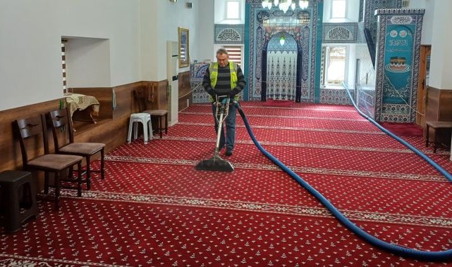 Balkanlardaki camilerde Ramazan temizliği