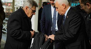 Başkan Bozbey vatandaşlara tek tek dağıttı