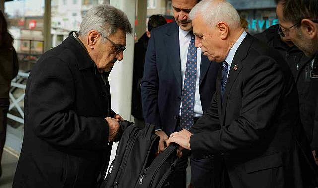 Başkan Bozbey vatandaşlara tek tek dağıttı