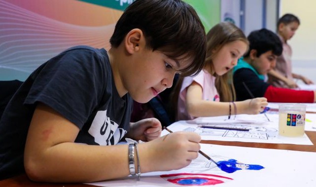 Çocuklar bir günlüğüne ressam oldu