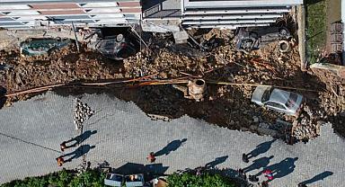 İstinat duvarı çöktü: Araç altında kaldı