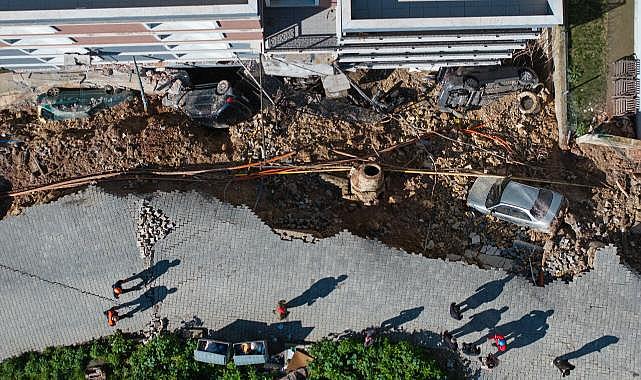 İstinat duvarı çöktü: Araç altında kaldı