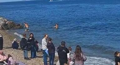 Şubat sürprizi: Mudanya’da denize girdiler
