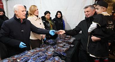 Ulu Cami’deki ilk teravih sonrası Başkan Bozbey’den tatlı ikramı