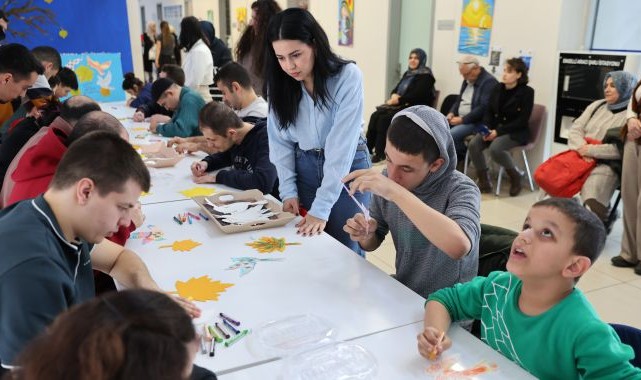 Aynı gökyüzü altında gülümsediler