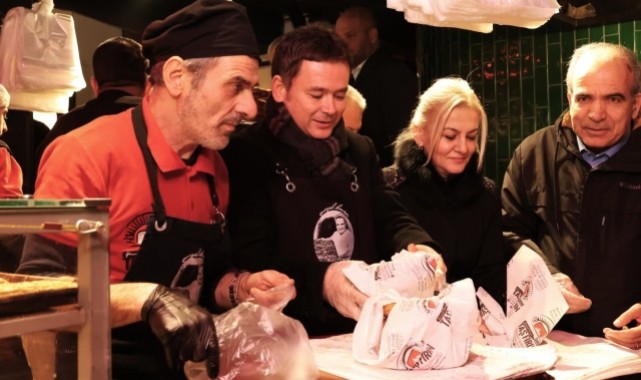 Başkan Erkan Aydın Abdal Meydanı’nda Vatandaşlarla Sahur Yaptı