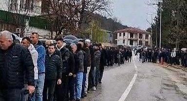 Bursa’da 60 yıllık gelenek: 1 kilometrelik bayramlaşma kuyruğu