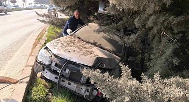 Bursa’da feci kaza: Ağaçlık alana uçtu