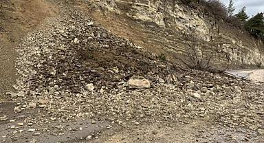 Bursa’da heyelan yolu kapattı