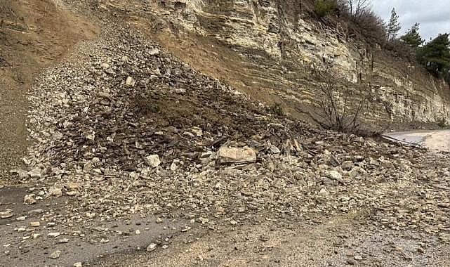 Bursa’da heyelan yolu kapattı