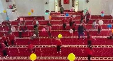 Bursa’da imam ve eşinden çocuklar için camide renkli süsleme