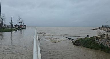 Bursa’da yollar çöktü, toprak kaydı, denizin rengi değişti!