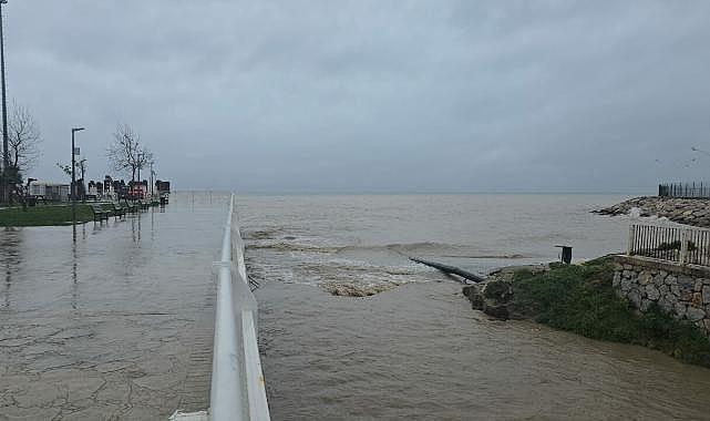 Bursa’da yollar çöktü, toprak kaydı, denizin rengi değişti!