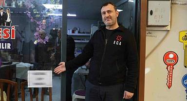 İşyerinin camına astığı yazıyla ilgi odağı oldu!