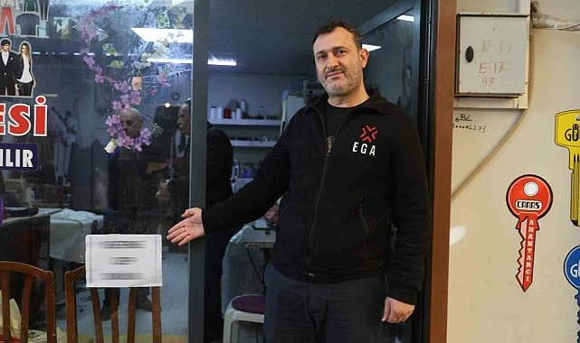 İşyerinin camına astığı yazıyla ilgi odağı oldu!