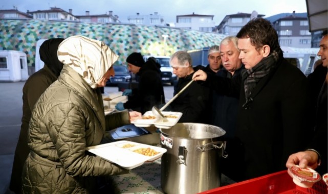 Osmangazi Belediyesi’nin İftar Sofrasında Yüzlerce Kişi Bir Araya Geldi