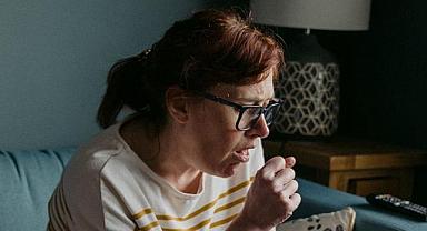 Uzman isim uyardı! 3 haftadan uzun süren öksürüğe dikkat