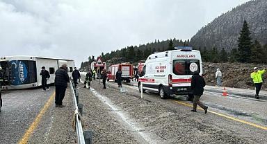 Yolcu otobüsü devrildi! Çok sayıda yaralı var