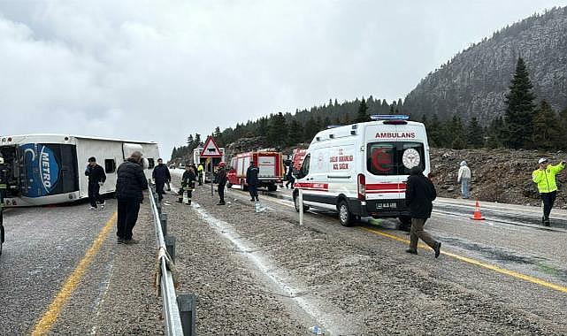 Yolcu otobüsü devrildi! Çok sayıda yaralı var