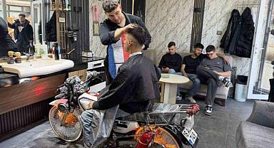 Bursa’da bu berbere gitmek için gençler sıraya girdi!