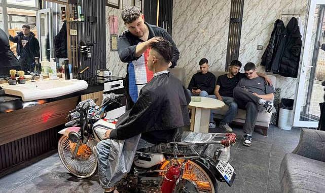 Bursa’da bu berbere gitmek için gençler sıraya girdi!