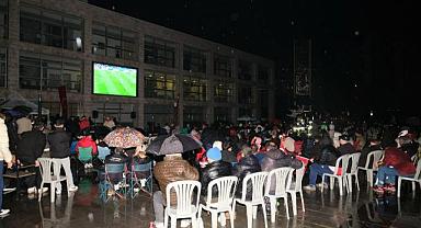 Bursa'da Milli sevinç! Yağmura aldırış etmediler