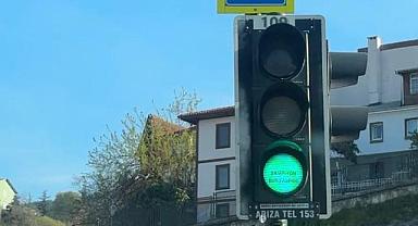 Bursa’da trafik lambalarında dikkat çeken yazı!