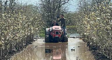 Bursa’da yüzlerce dönüm meyve bahçesi su altında