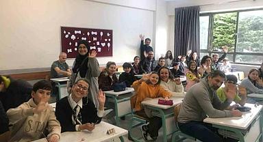 Bursa’daki okulda veliler çocuklarıyla sınava girdi