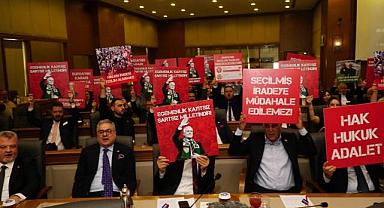 CHP’li üyelerden Mustafa Bozbey’e destek pankartları