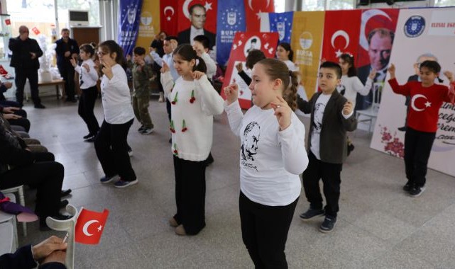 Miniklerden iç ısıtan 23 Nisan kutlaması