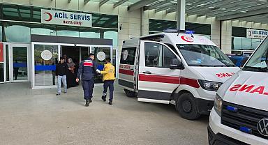 Öğrenci servis minibüsü direğe çarptı; 13 yaralı