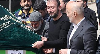 Okul saldırısında ölenlere gözyaşlarıyla veda