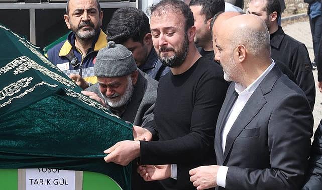 Okul saldırısında ölenlere gözyaşlarıyla veda