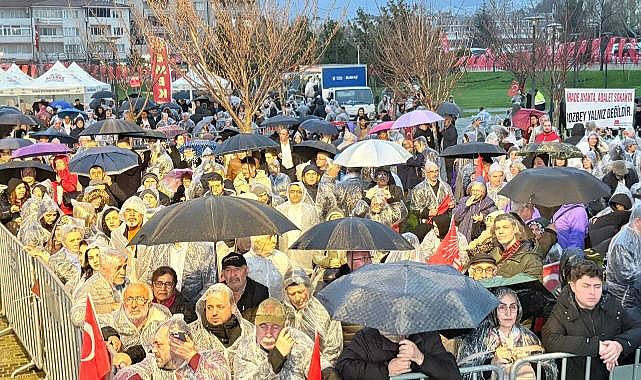 Yağmura rağmen Başkan Bozbey için toplandılar