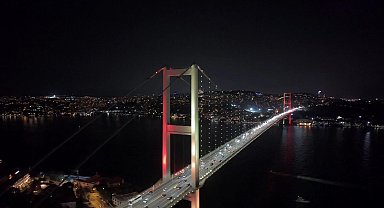 15 Temmuz Şehitler Köprüsü şampiyon Galatasaray'ın renkleriyle ışıklandırıldı Havadan görüntülerle