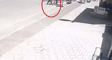 2 yaşındaki çocuğu, sokak ortasında tekmeledi