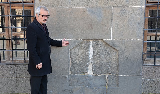 'Diyarbakır'da tarihi Ulucami'nin duvarlarındaki 2 boşluk, kayıp kitabelere işaret ediyor'