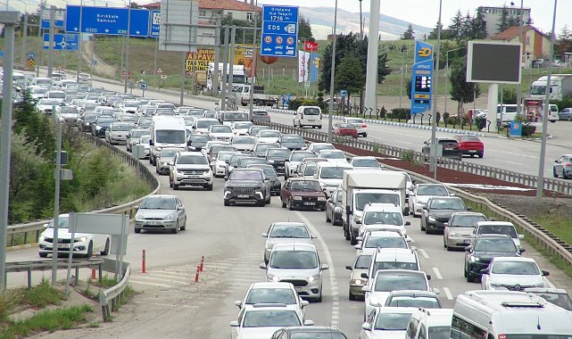 'Kilit kavşak' Kırıkkale'de bayram dönüşü trafiği başladı