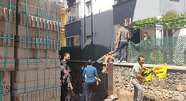 4'üncü kattan düşen işçi sırtına saplanan demirle hastaneye kaldırıldı