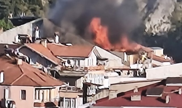 5 katlı binanın çatısı yandı