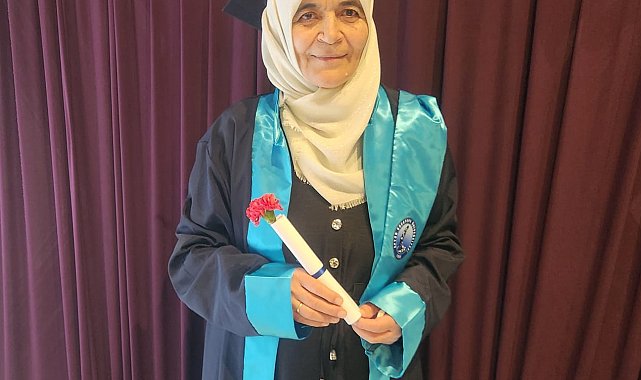 65 yaşında üniversiteden mezuniyet sevinci yaşadı