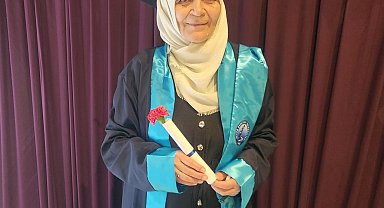 65 yaşında üniversiteden mezuniyet sevinci yaşadı
