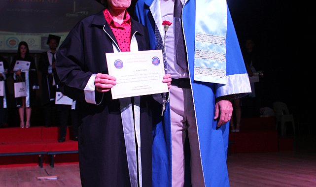 70 yaşında üniversiteden mezun oldu belgesini profesör oğlu verdi