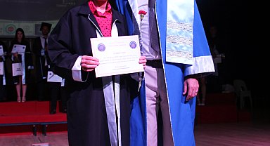 70 yaşında üniversiteden mezun oldu belgesini profesör oğlu verdi