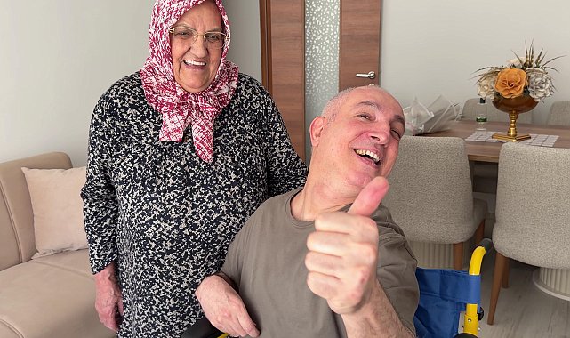 78 yaşındaki annenin hayali gerçek oldu; hediye edilen evde bakımını üstlendiği oğlu güneşi gördü