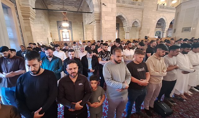 Adana'da camileri dolduran vatandaşlar, bayram namazı için saf tuttu